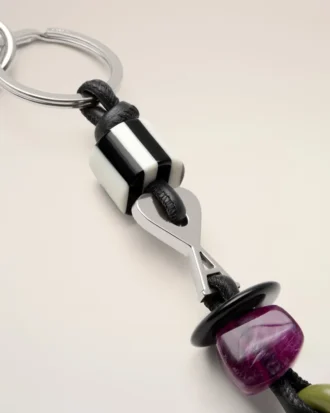 zwarte leren en metalen ami de coeur sleutelhanger met parels 2 330x413 - Zwarte leren en metalen Ami de Coeur-sleutelhanger met parels